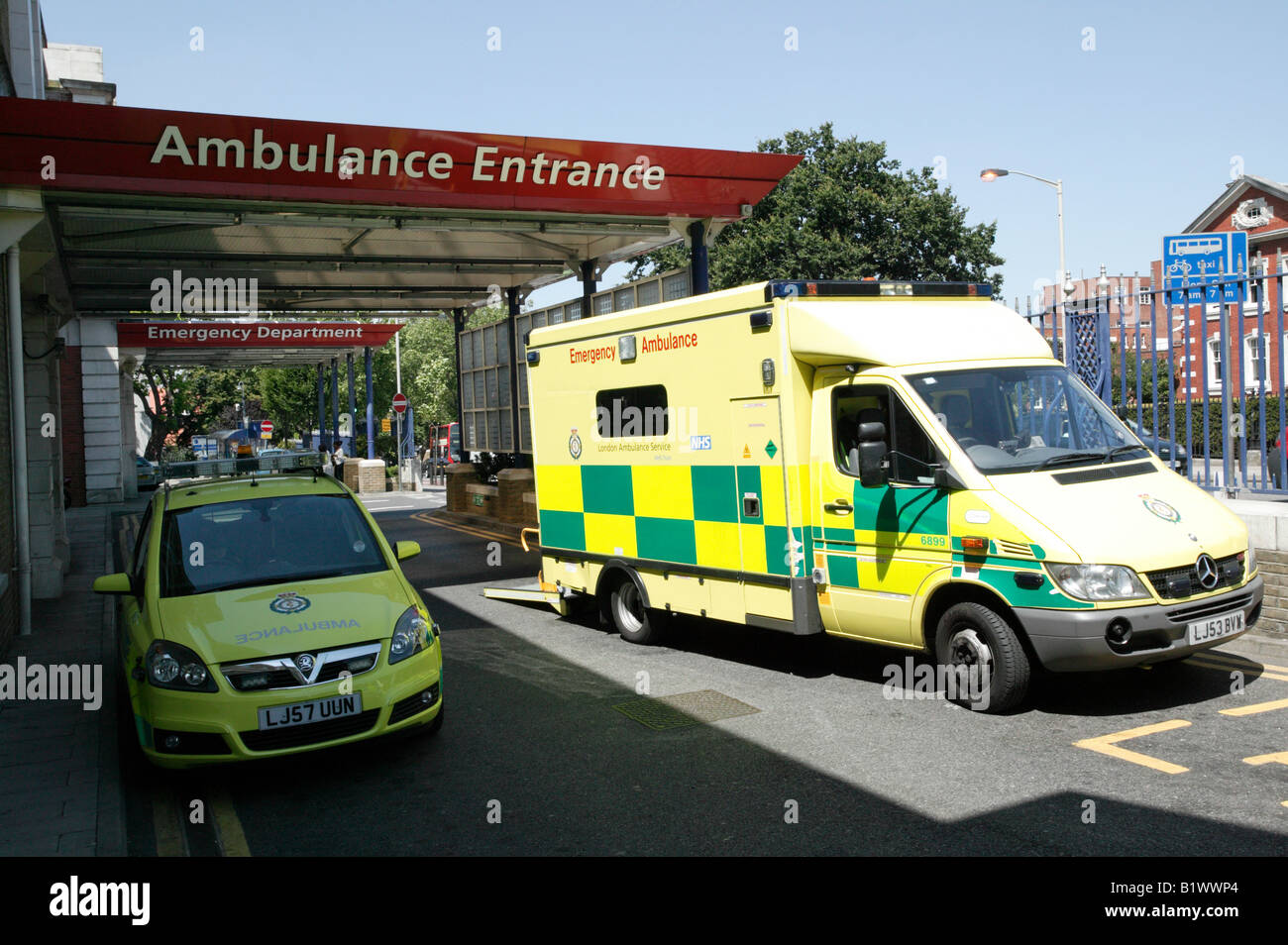 Ambulances parked outside the Emergency Department of King's College Hospital, Denmark Hill, London Stock Photo