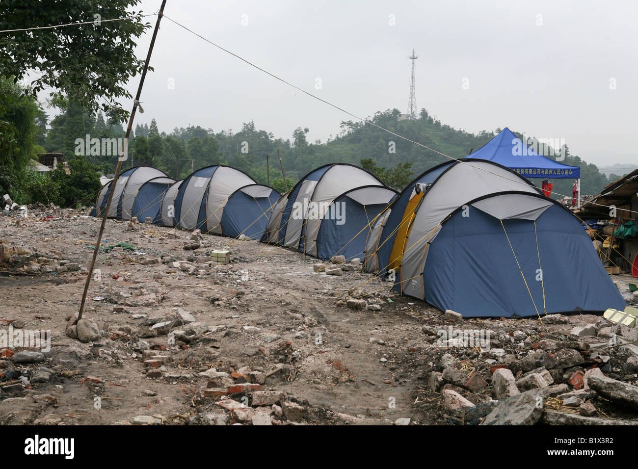 Emergency shelter in the earthquake zone at Cifeng, Pengzhou District, Sichuan Province, China Stock Photo