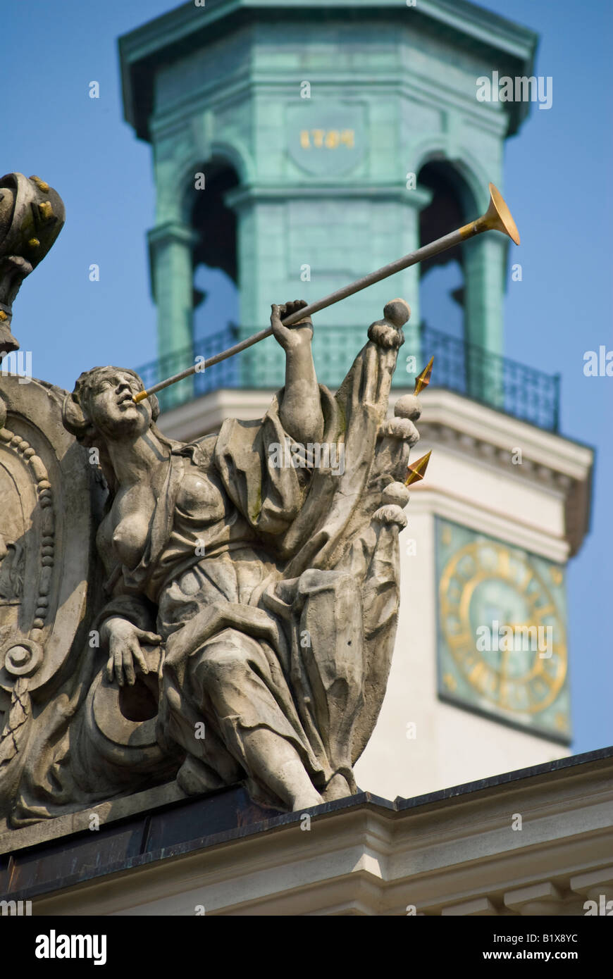 Poznan, Wielkopolaska, Poland. Stary Rynek (Old Market Square) Statue: Woman with Trumpet Town Hall Tower behind Stock Photo