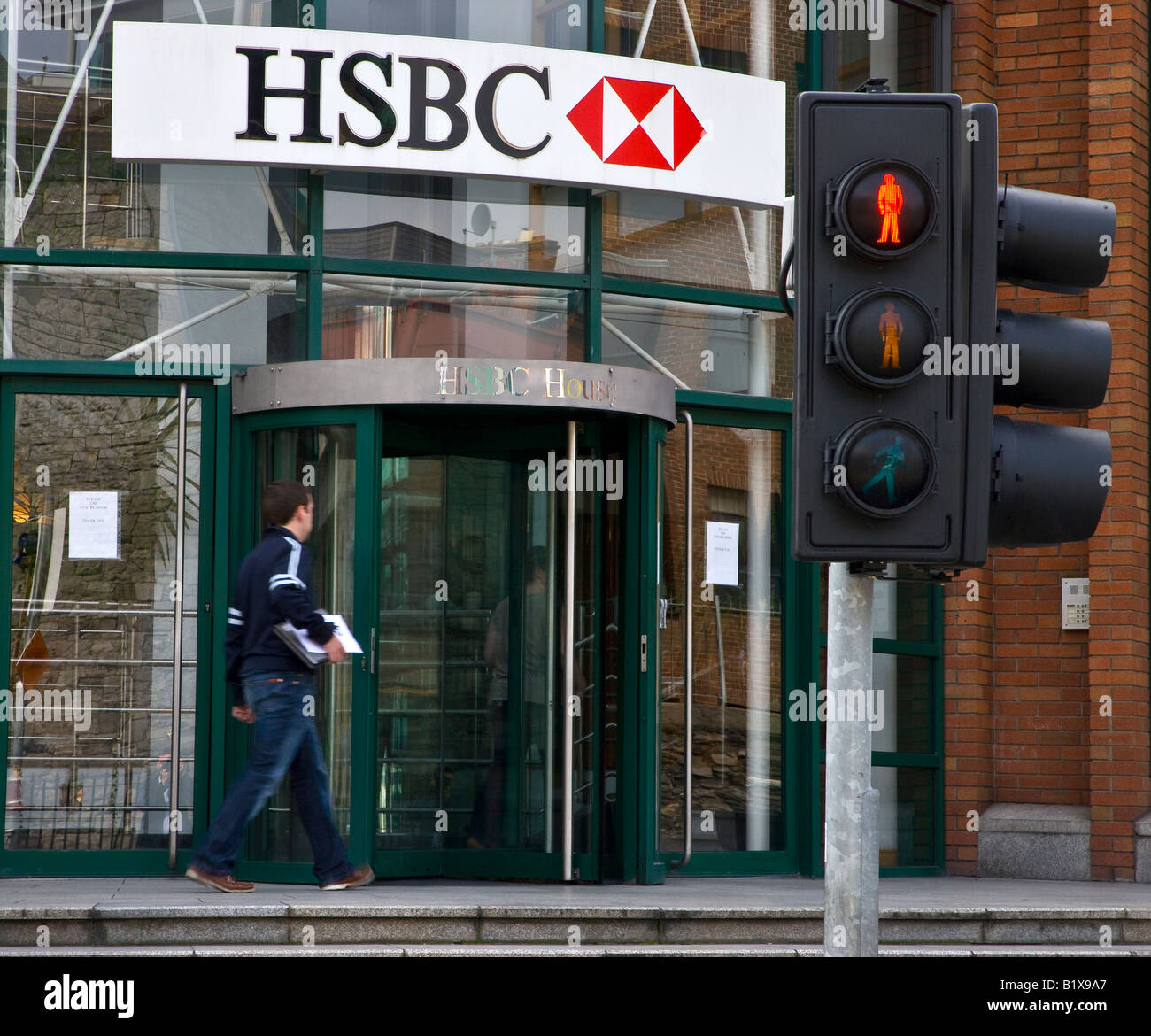 Hsbc logo office building hi-res stock photography and images - Alamy