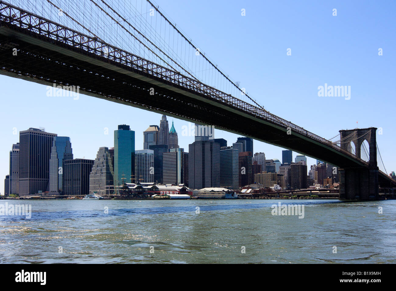 Brooklyn bridge with Manhattan skyline in the background - New York City, USA Stock Photo