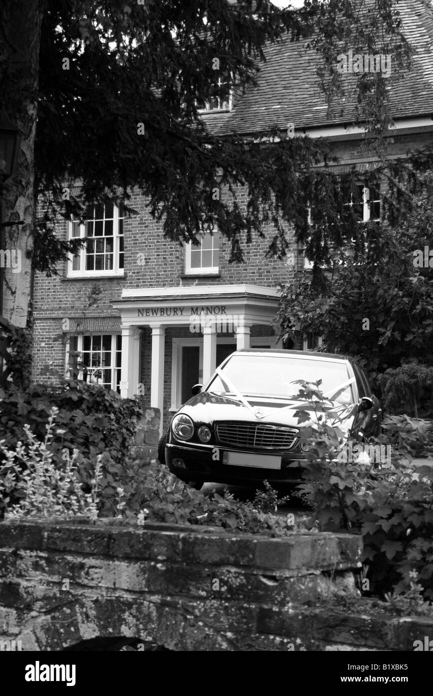 Wedding car outside the newbury manor hotel entrance Stock Photo