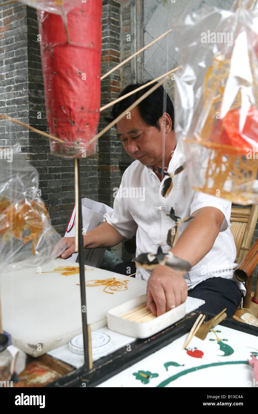 Sugar sculptor at work in Jinli Street, Chengdu, Sichuan Province, China Stock Photo