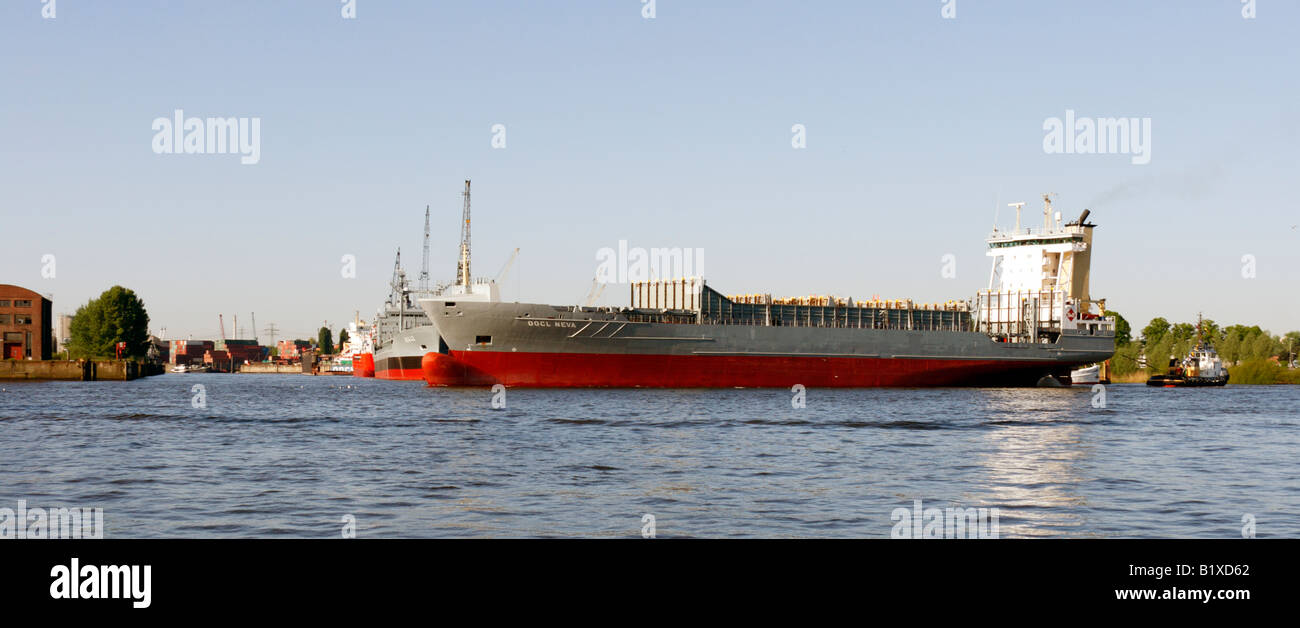 Ship berthing in Hamburg Stock Photo