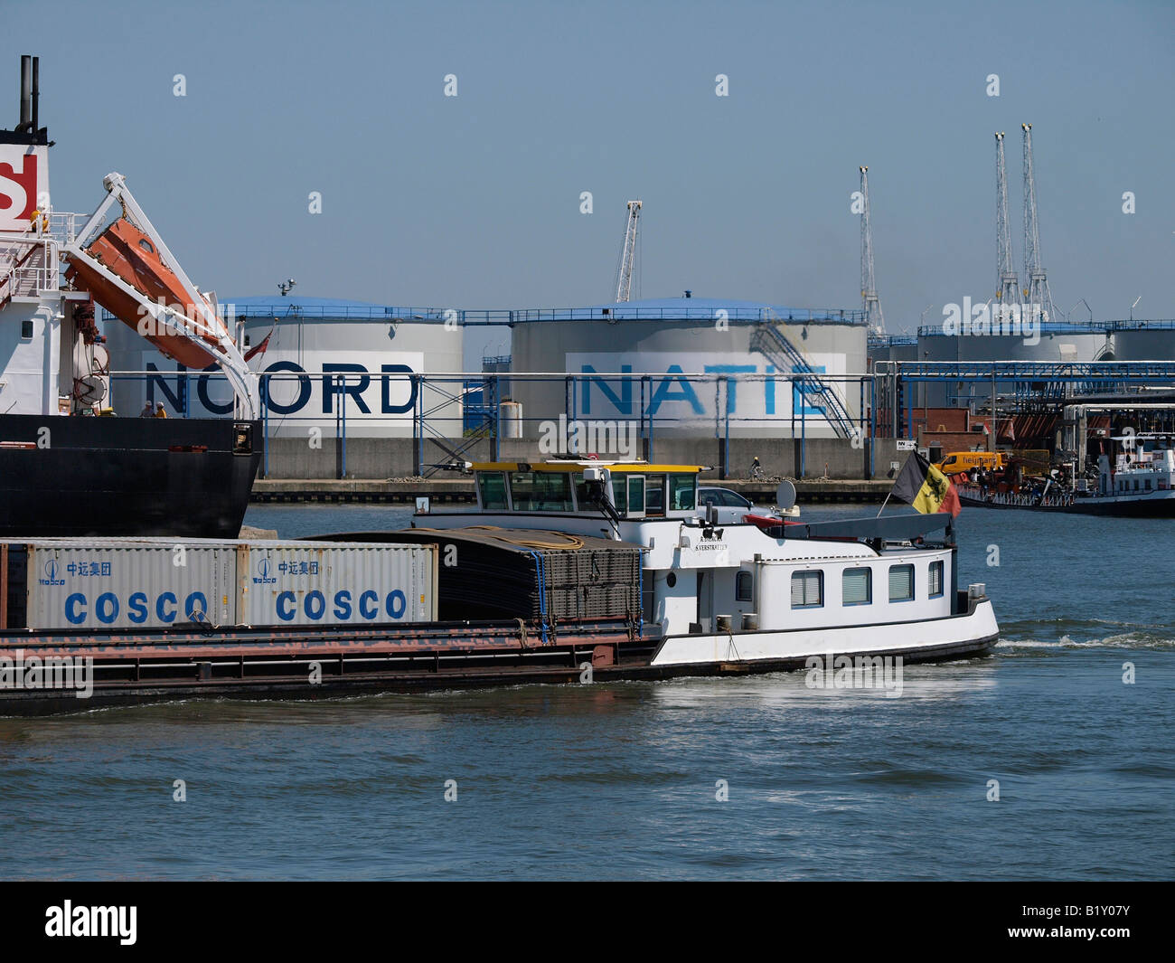 Oil terminal at industrial harbour hi-res stock photography and images ...
