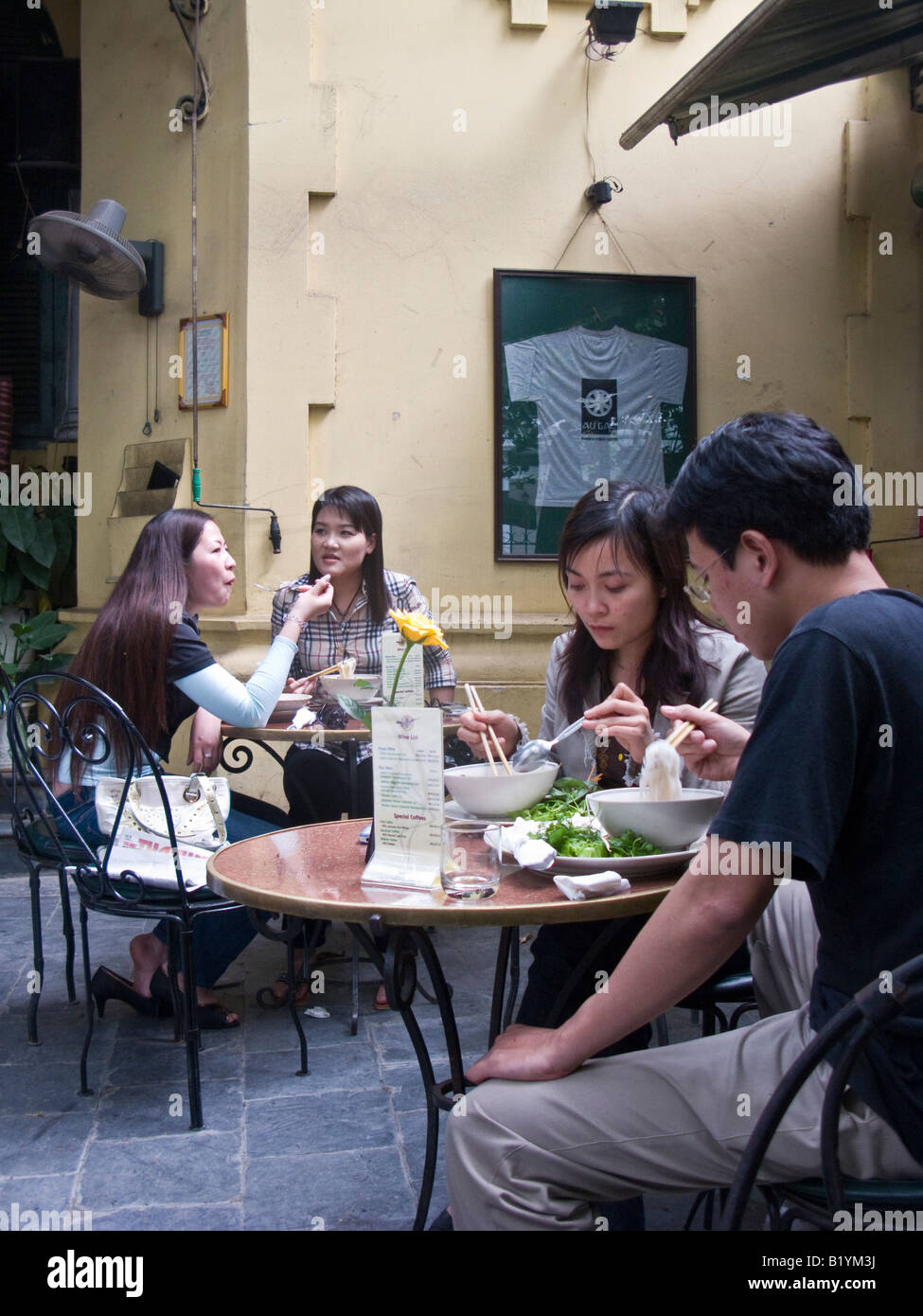 people eating lunch at cafe, Hanoi, Vietnam Stock Photo - Alamy