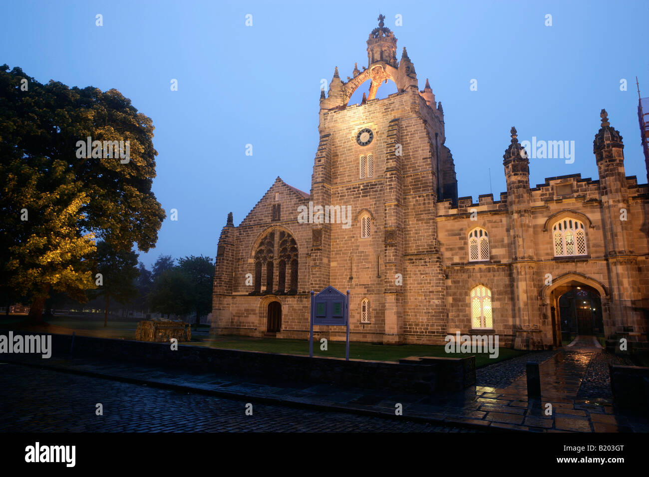 City of Aberdeen, Scotland. Kings College Chapel at College Bounds Old Aberdeen with the Quadrangle entrance in the foreground. Stock Photo