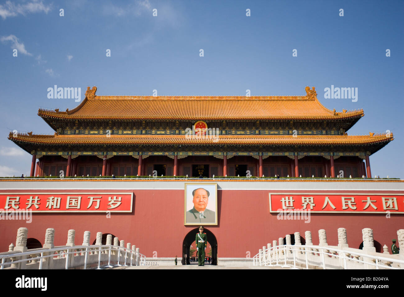 Soldier chairman mao portrait gate hi-res stock photography and images ...