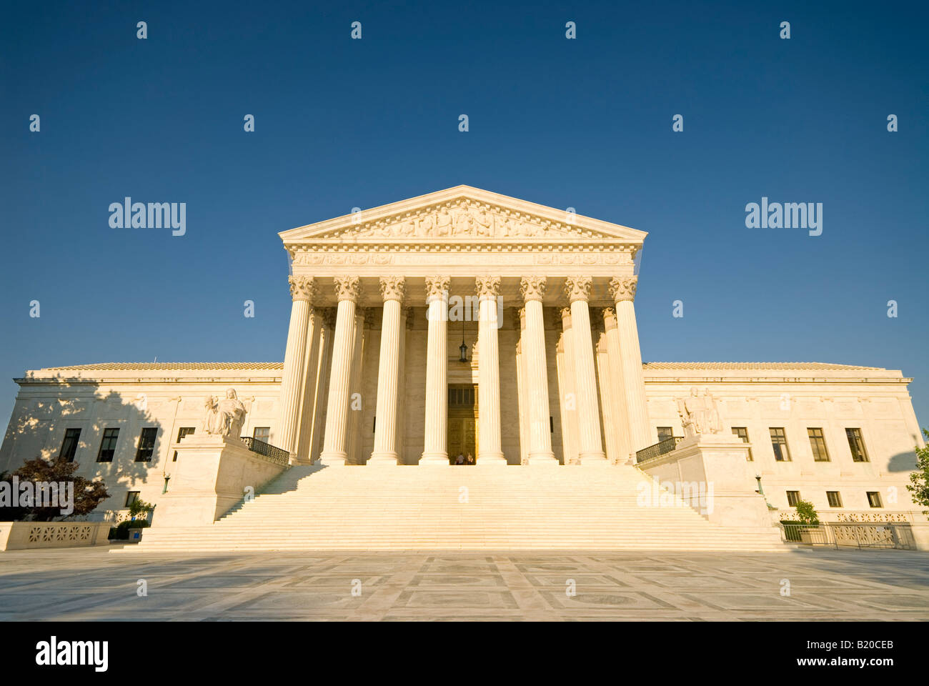 US Supreme Court Building Facade Washington DC // WASHINGTON DC — The US Supreme Court building, located on Capitol Hill in Washington DC, is an iconic example of neoclassical architecture. The building’s grand facade features towering Corinthian columns and a marble staircase leading to the entrance. It serves as the highest judicial authority in the United States and is a major landmark in the nation's capital. Stock Photo
