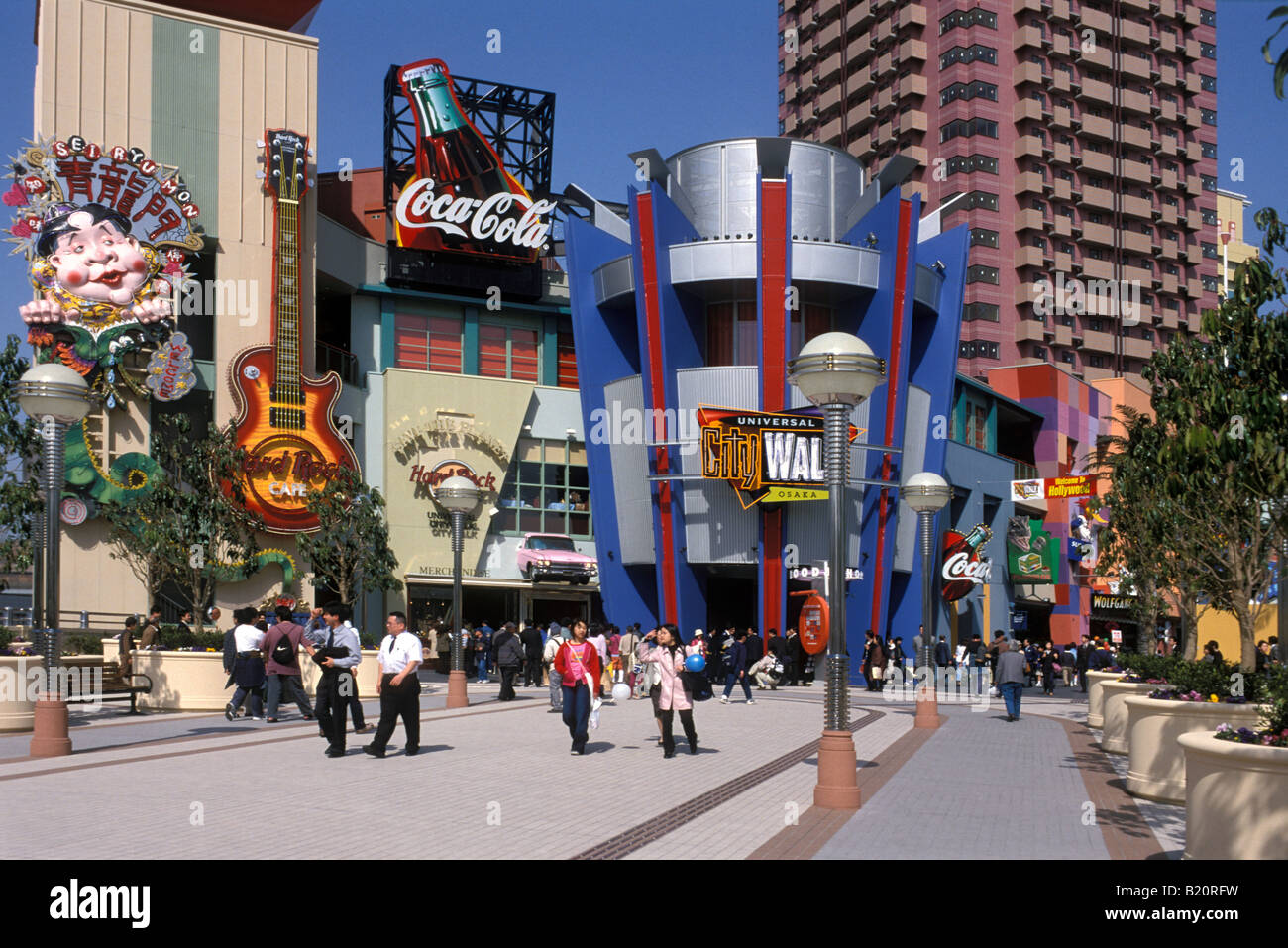 Visitors Entering The Universal Studios Japan Theme Park In Osaka Stock Photo Alamy