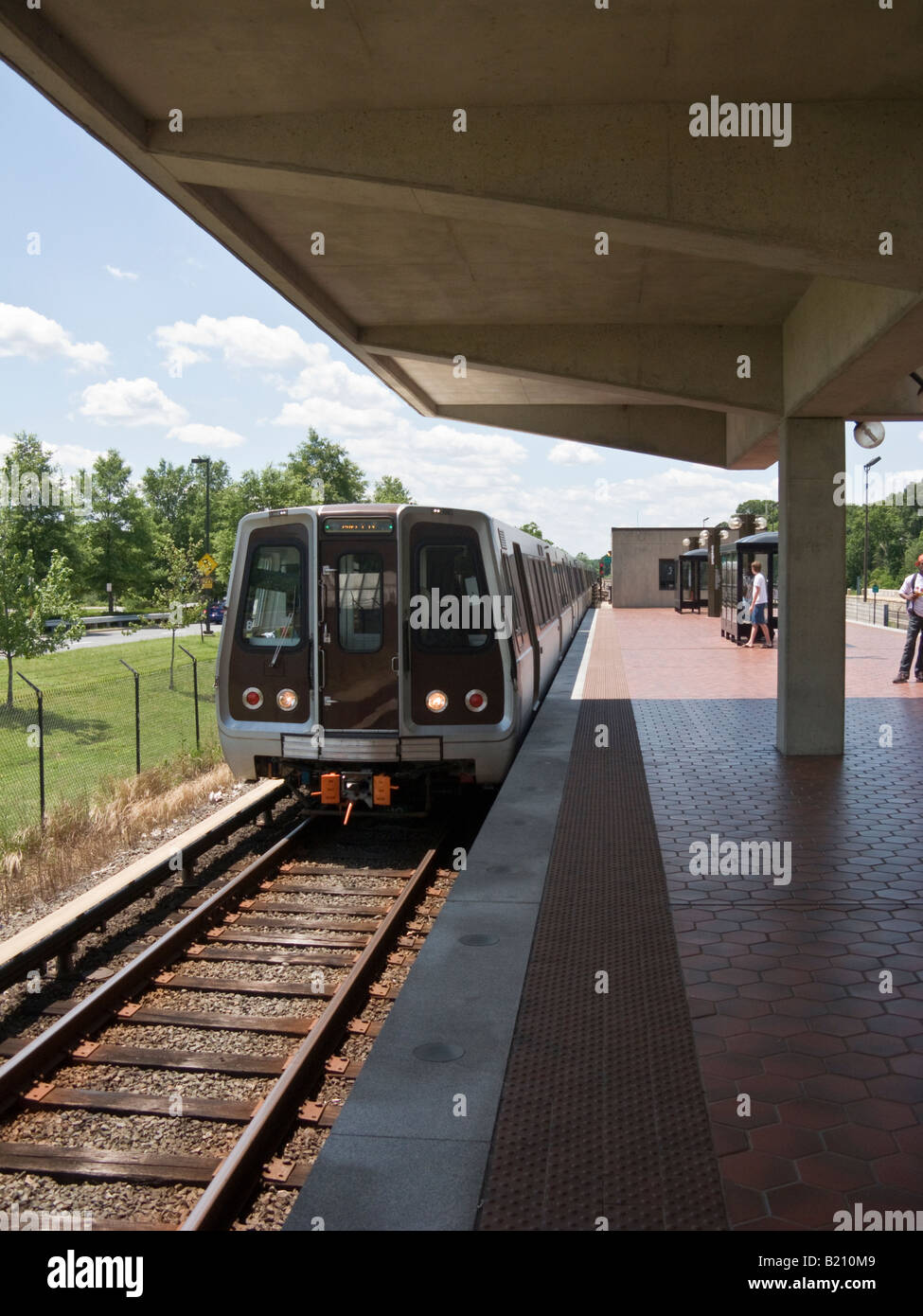 train arriving at Greenbelt station, Washington DC metrorail, USA Stock Photo