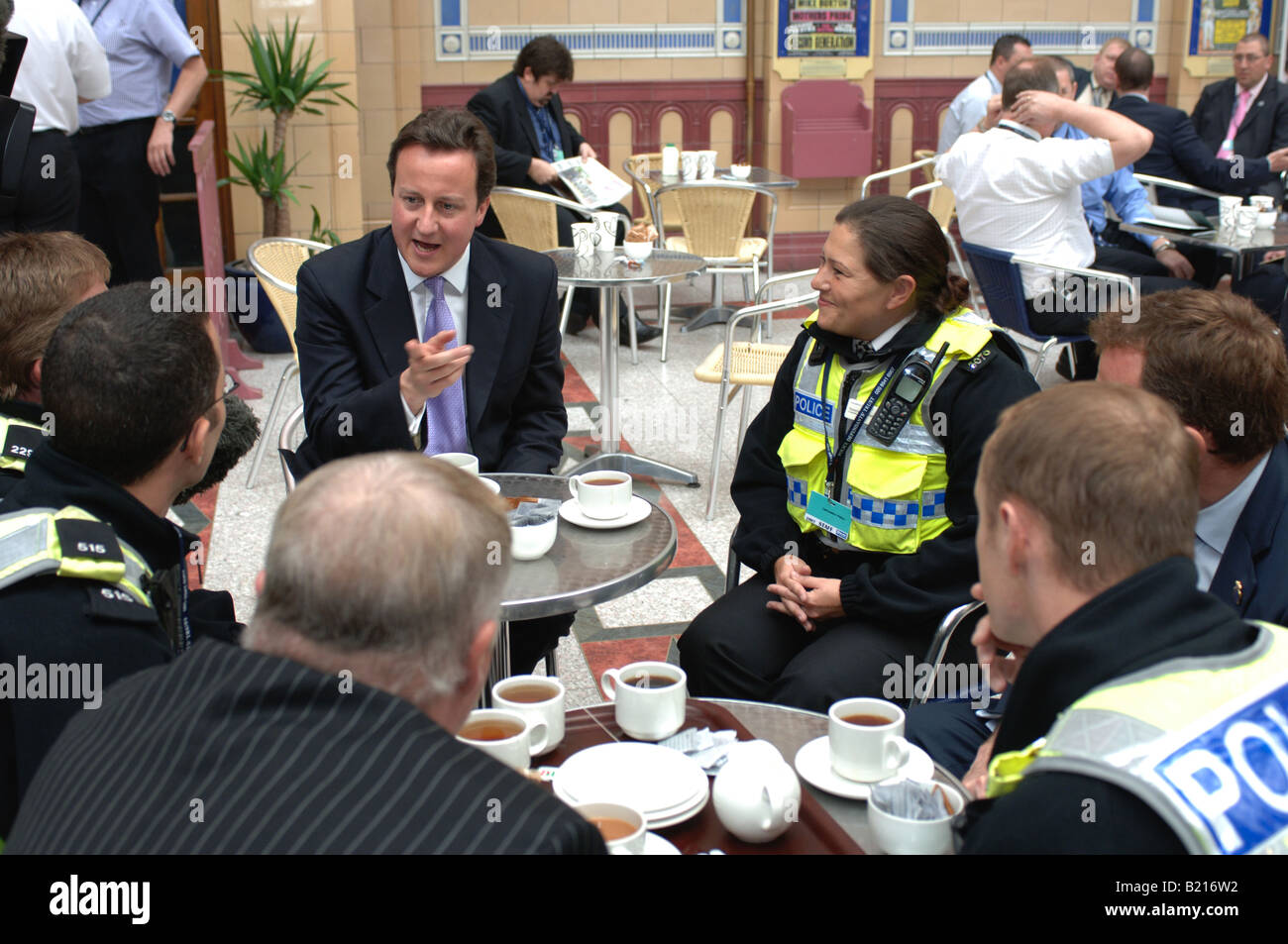 david cameron talking to police officers at the police federation conference in blackpool may 2007 Stock Photo