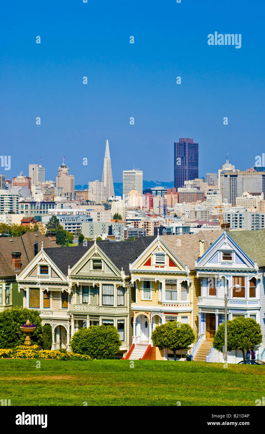 San Francisco, California. The 'Painted Ladies' victorian houses at 'Alamo Square' with the San Francisco skyline. Stock Photo