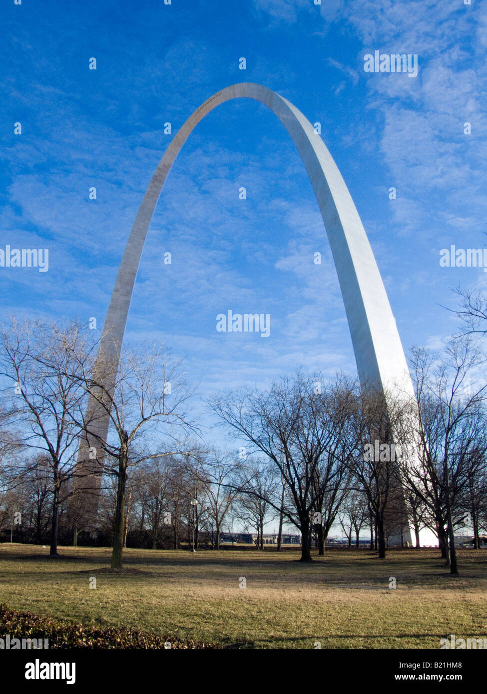 Completed in 1965, the St. Louis Arch commemorates Thomas Jefferson Stock Photo: 18475528 - Alamy