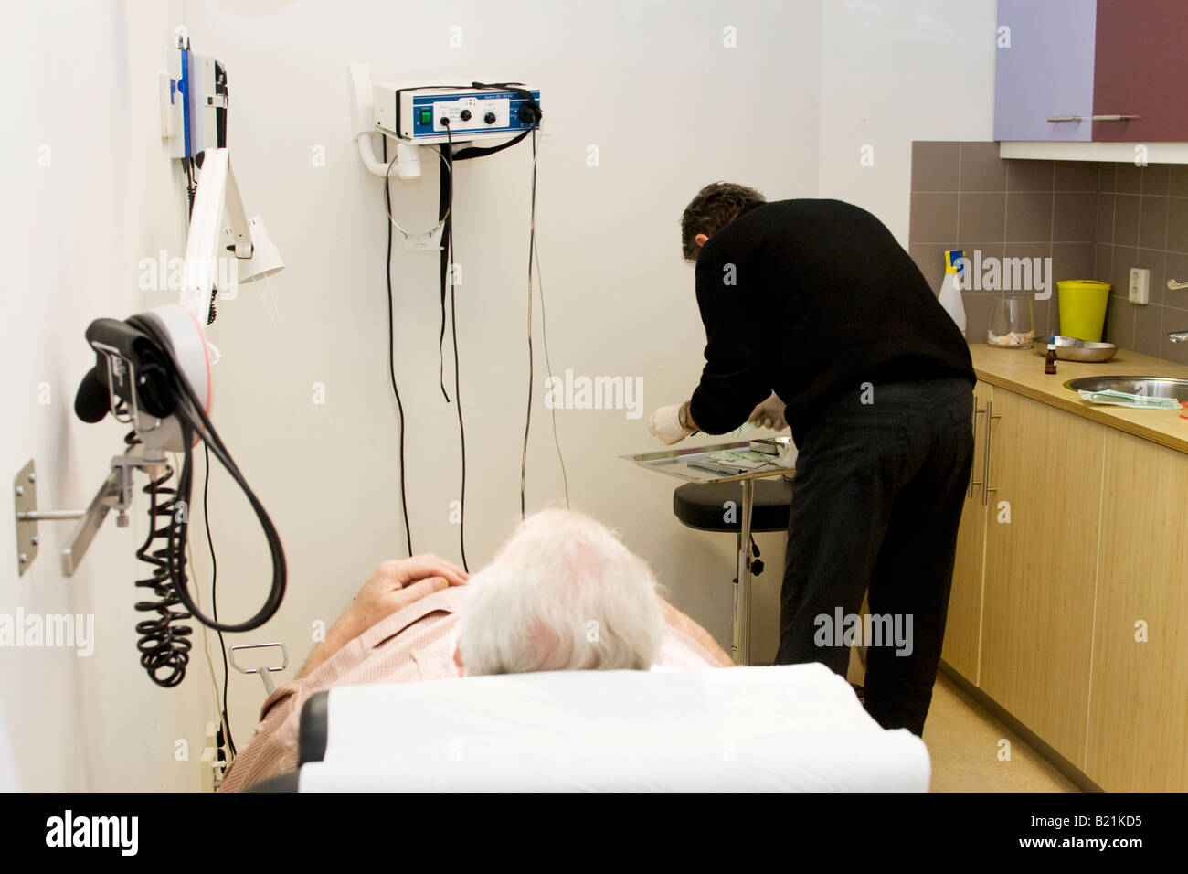 Medical clinic with patient and doctor Stock Photo - Alamy