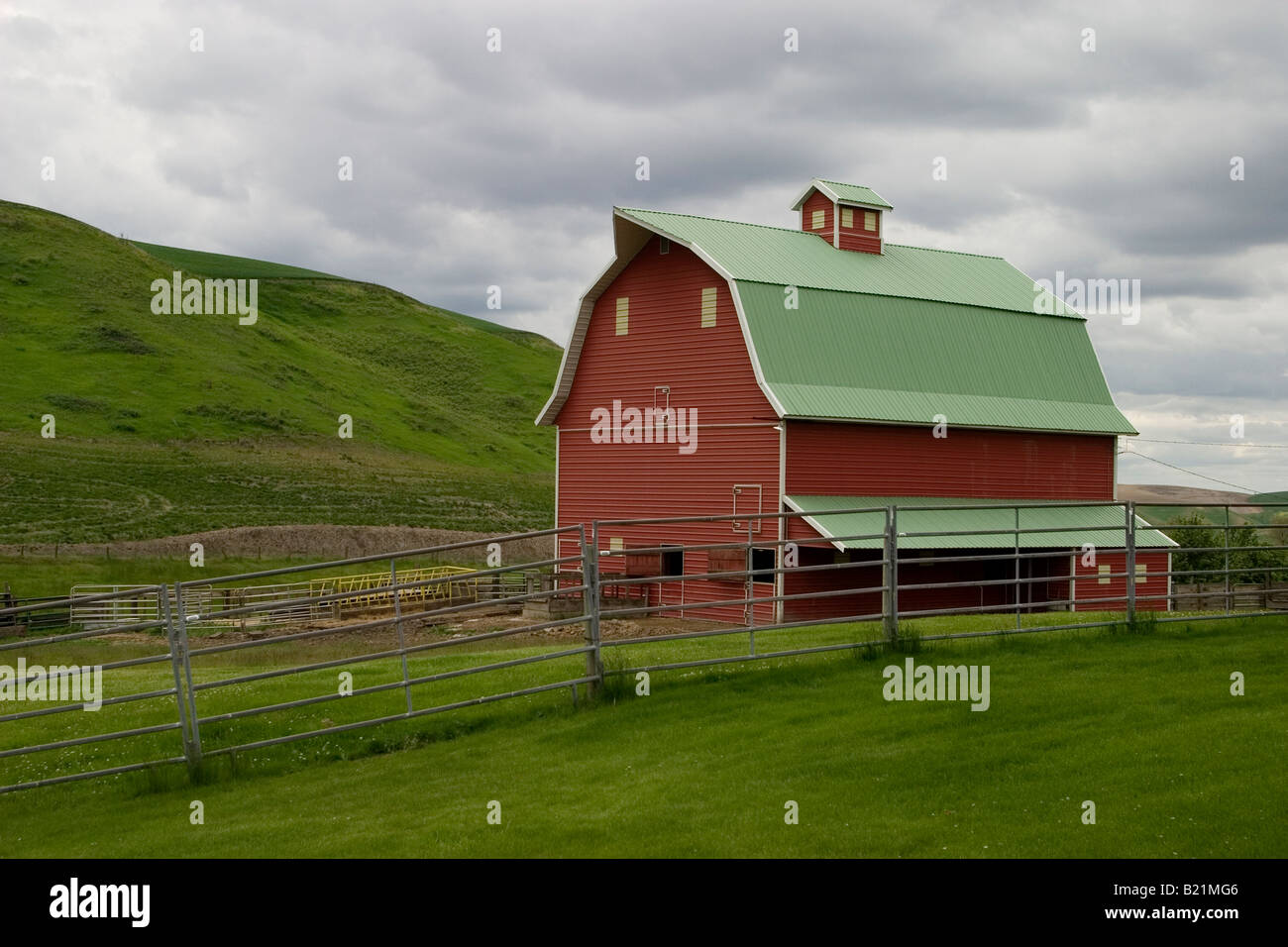 Red barn with green roof in Washington Palouse area Stock Photo Alamy
