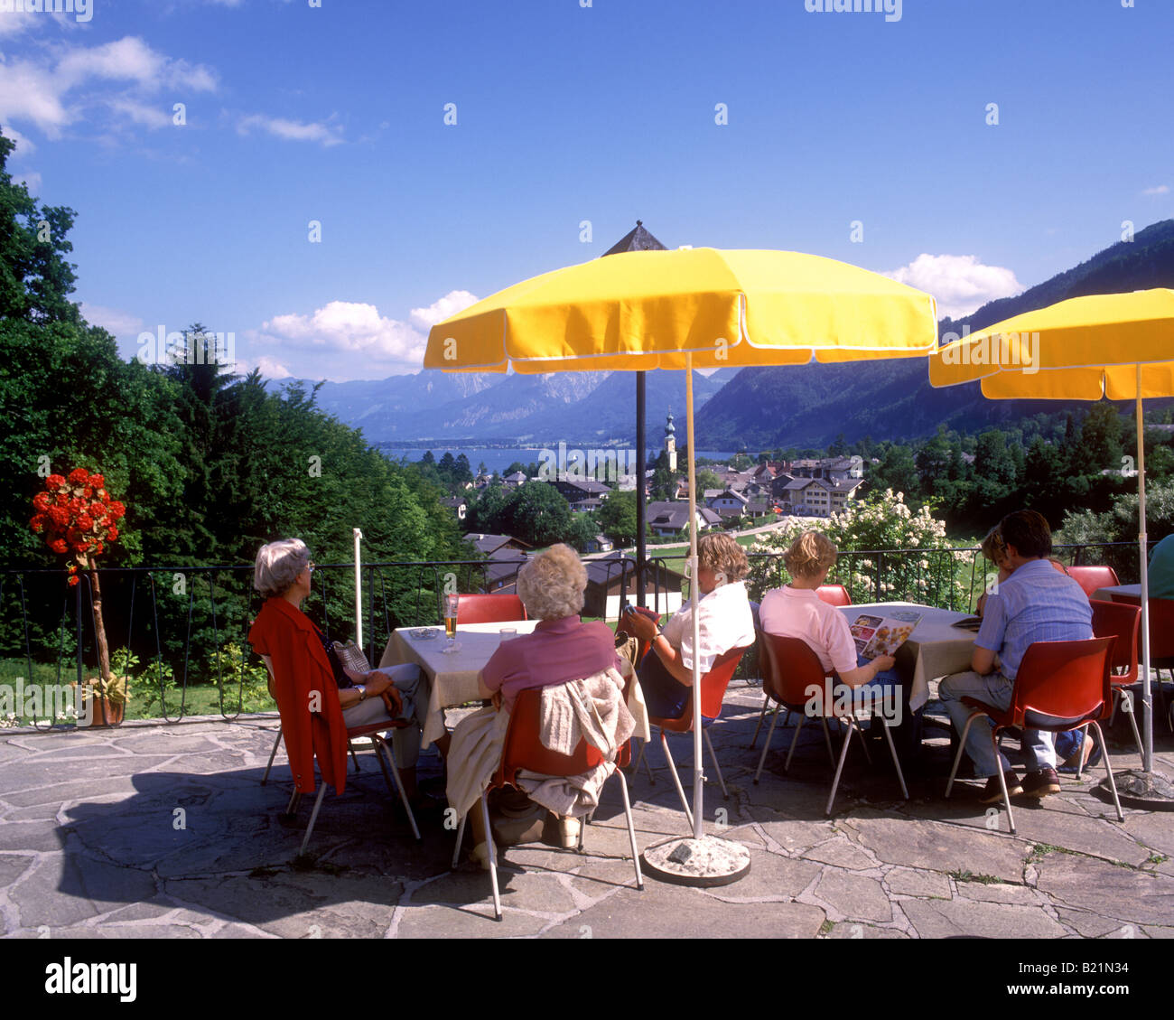 Austria   Colourful view of Wolfgangsee from Cafe Haus am Hang above St Gilgen Stock Photo