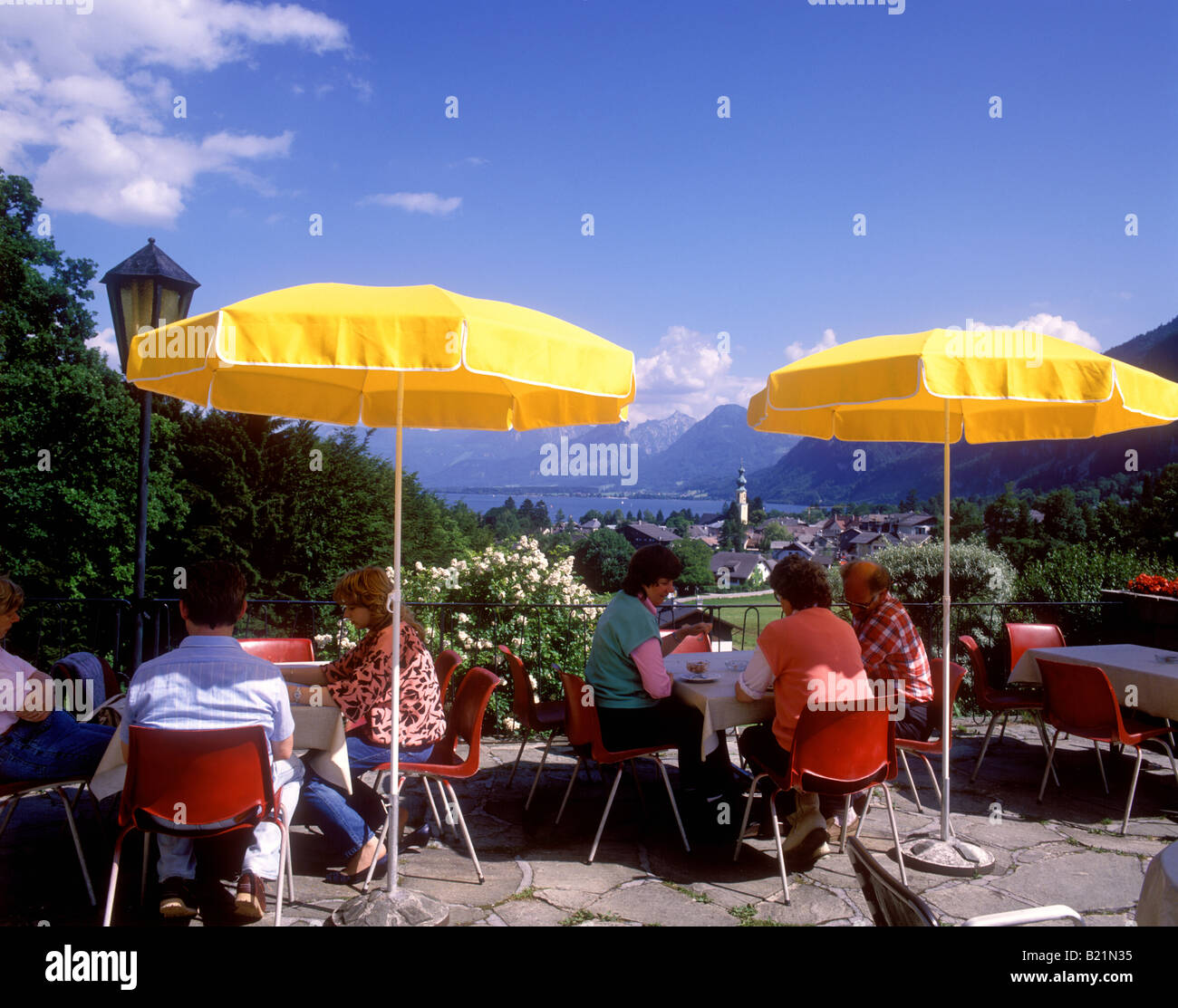 Austria   Colourful view of Wolfgangsee from Cafe Haus am Hang above St Gilgen Stock Photo