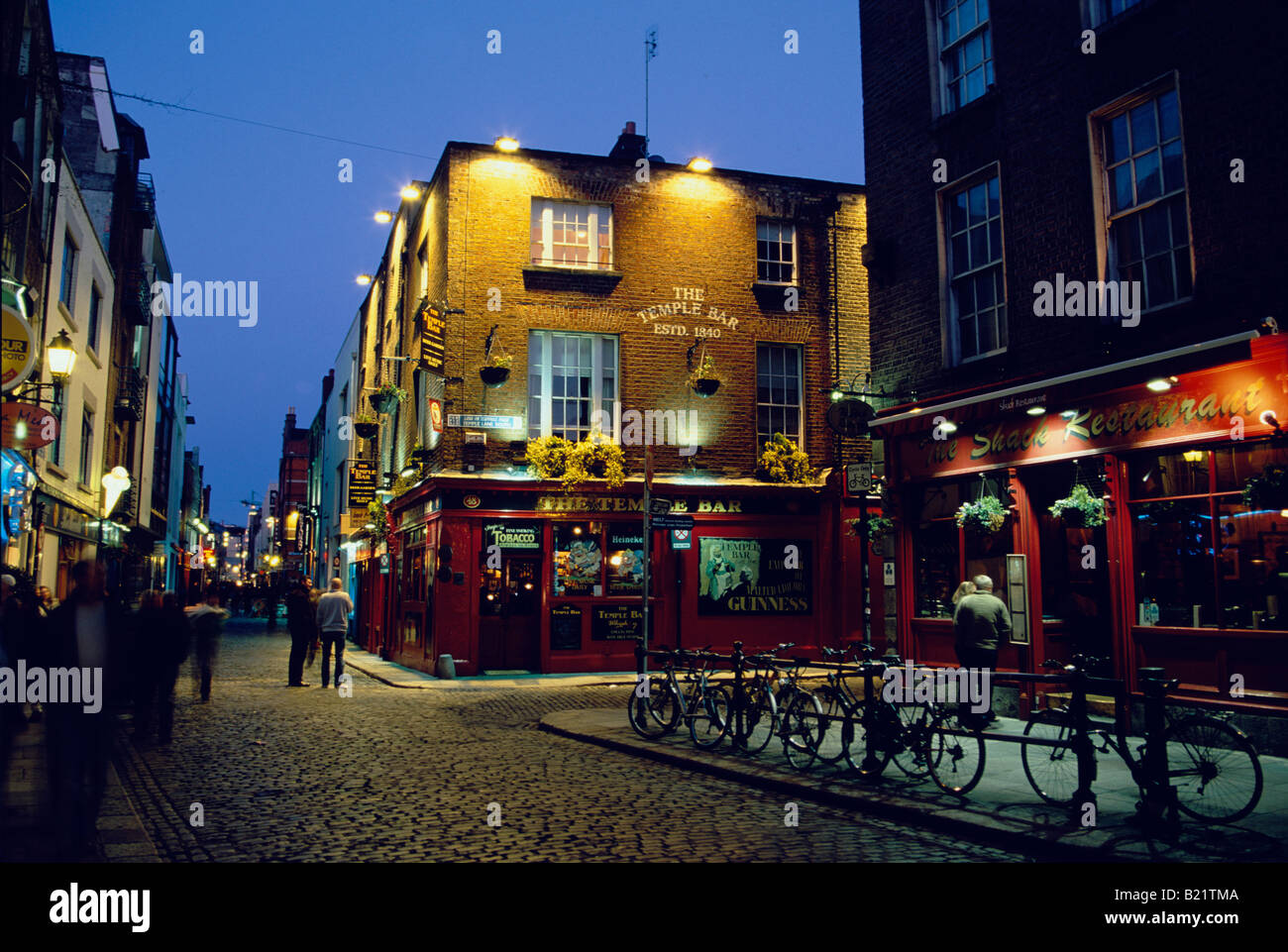 Illuminated street scene with The Temple Bar Pub Temple Bar district Dublin Ireland Stock Photo