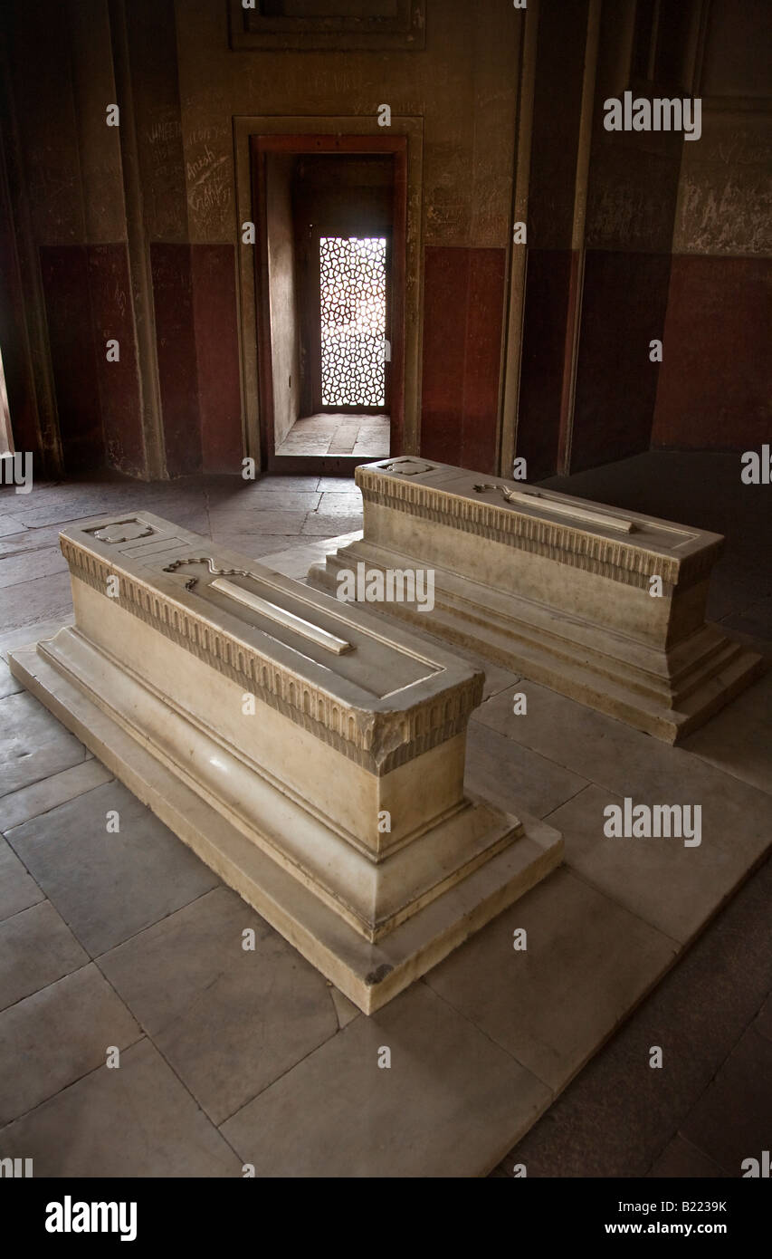 Tomb Example WHITE MARBLE TOMBS in HUMAYUNS TOMB which is a fine example of MUGHAL ...