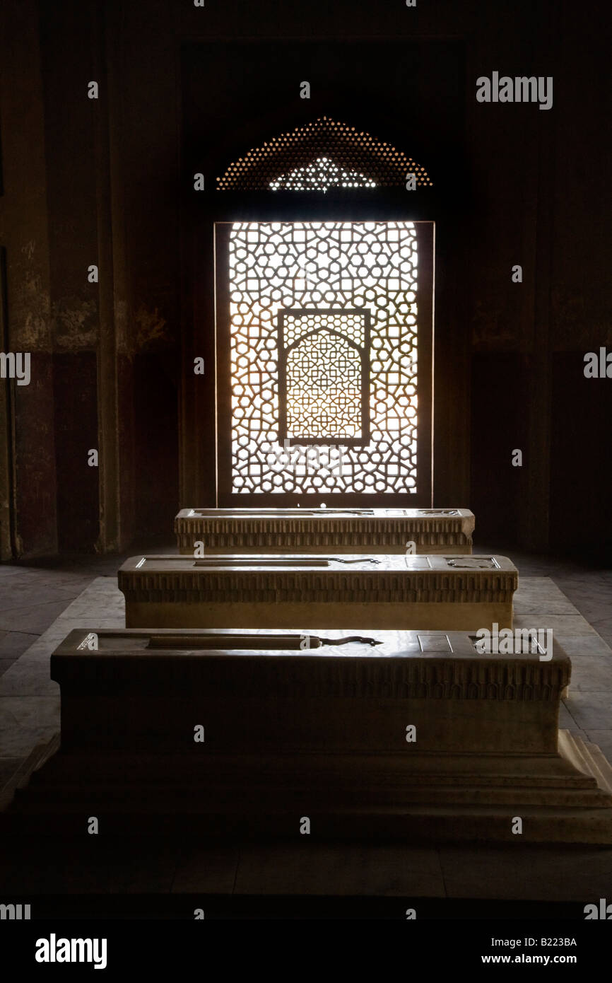 Tomb Example WHITE MARBLE TOMBS in HUMAYUNS TOMB which is a fine example of MUGHAL ...