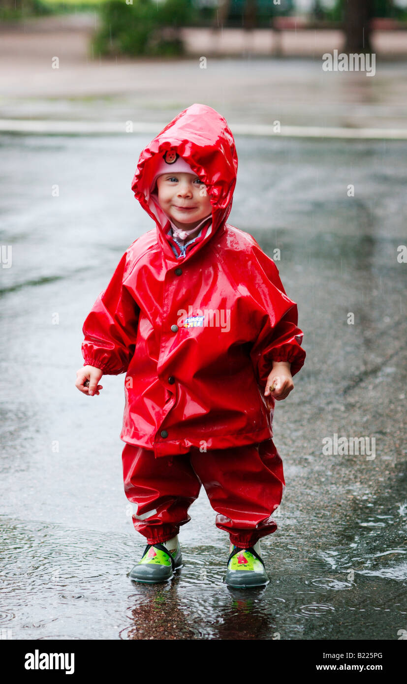 Toddler smiling in rain Stock Photo - Alamy