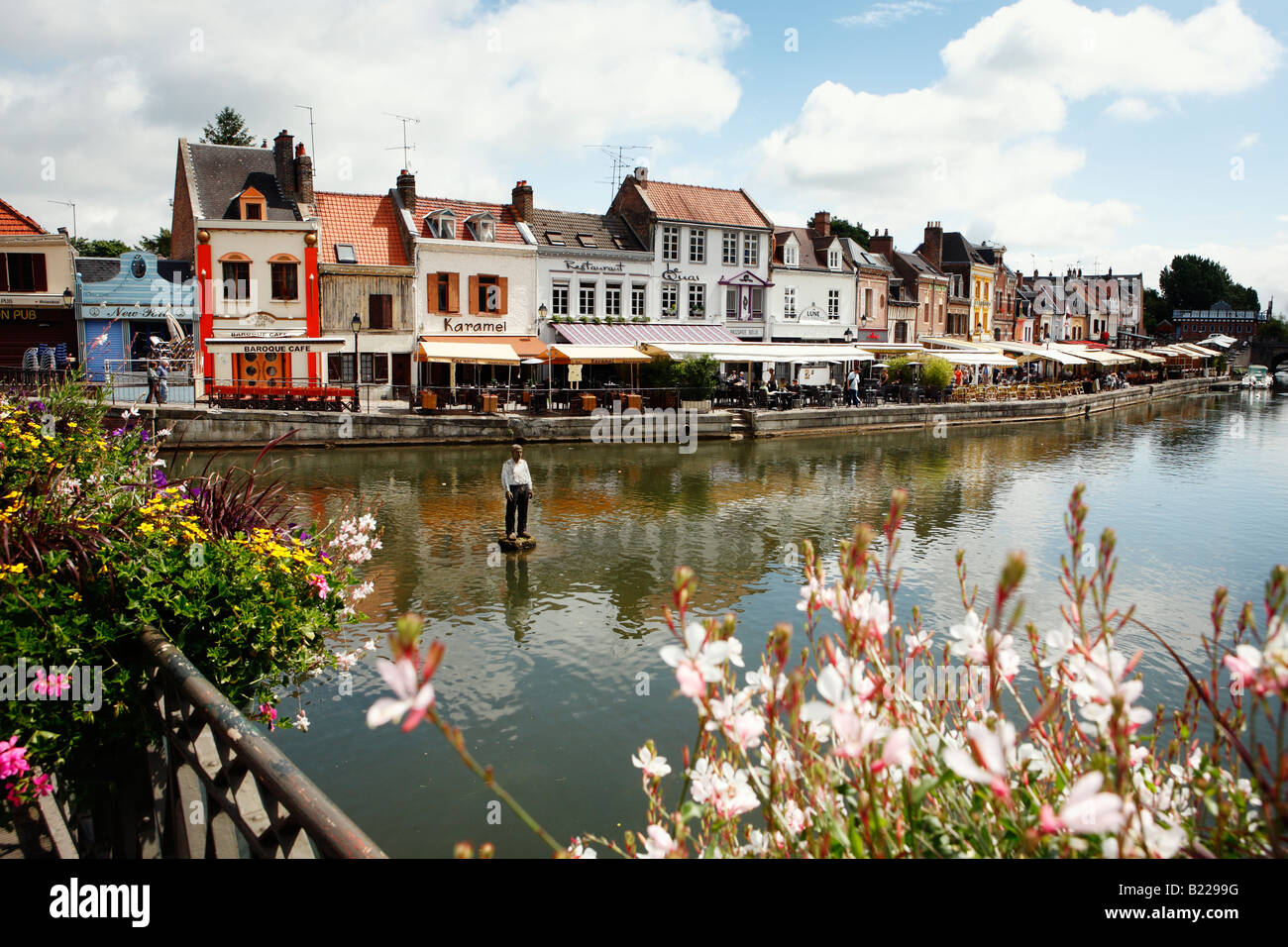 Restaurants in small old houses with terrasses at the Quai Belu, Quartier Saint Leu, Amiens, Picardy, northern France Stock Photo
