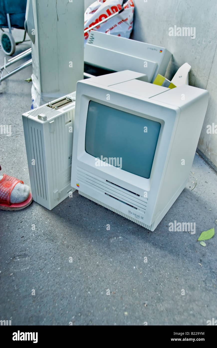 Environment MAC SE Computer Being Thrown out for Garbage on Street Stock  Photo - Alamy