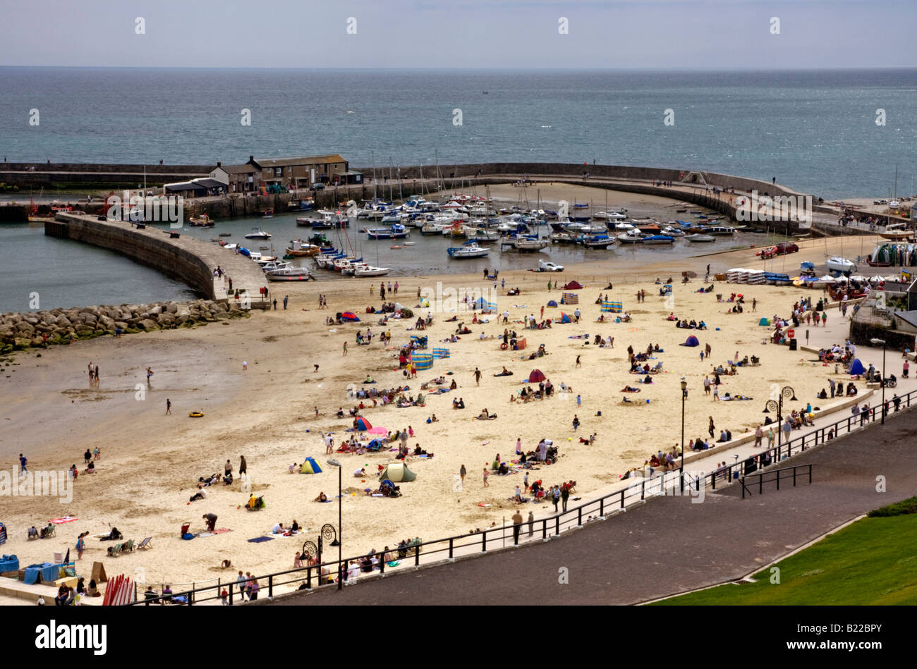 Lyme regis beach hi-res stock photography and images - Alamy