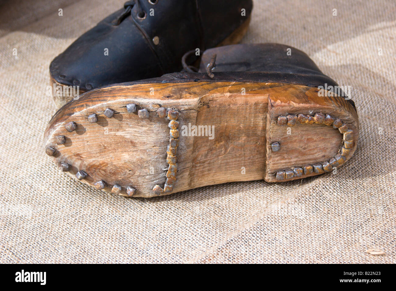 Introducir 69+ imagen wooden sole shoes - Abzlocal.mx