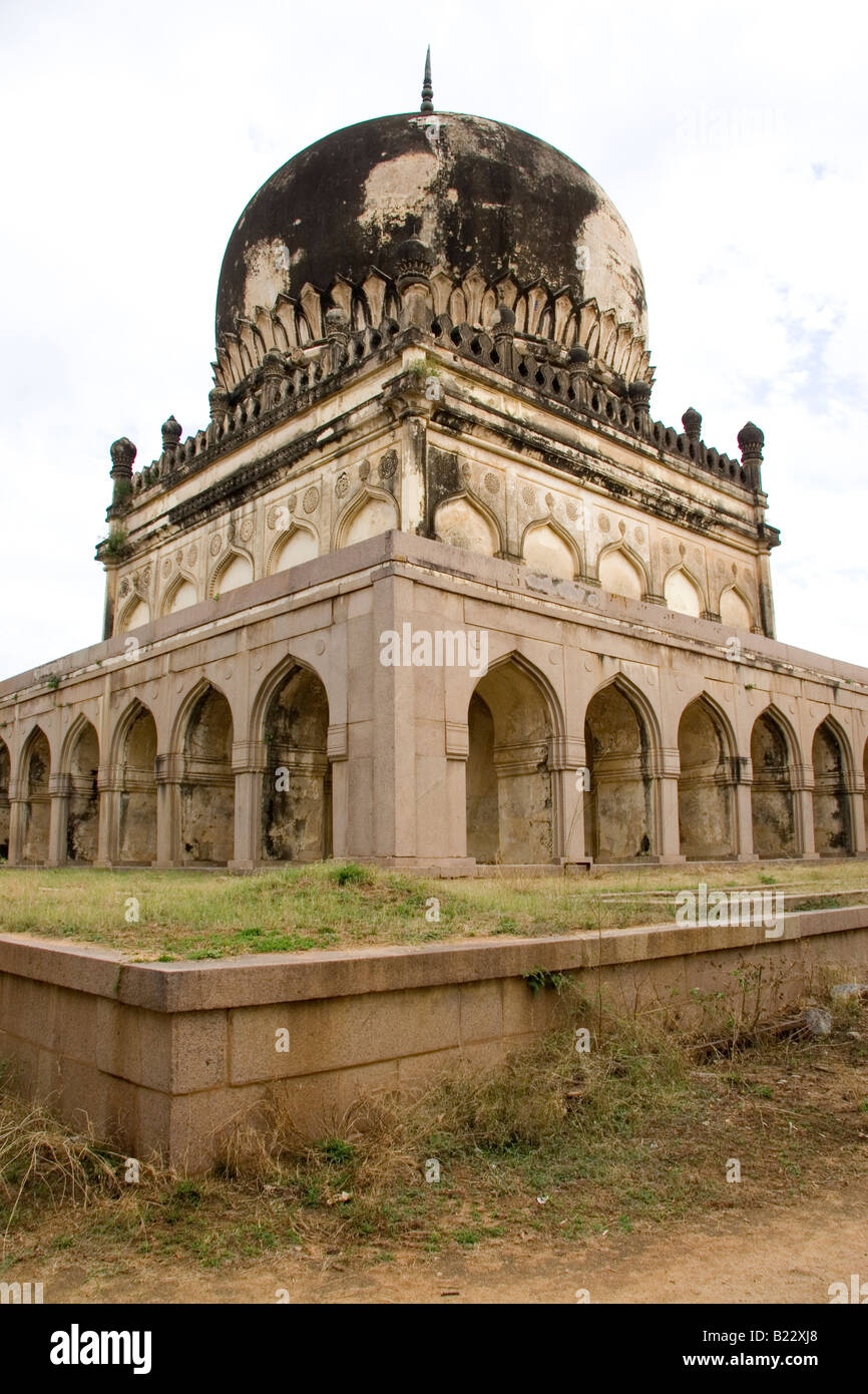 The Tomb Of Sultan Abdullah Qutb Shah R 1625 1672 At The Complex Holding The Mausoleums Of The Qutb Shahi Kings At Golconda Stock Photo Alamy The Tomb Of Sultan Abdullah Qutb Shah R 1625 1672 At The Complex Holding The Mausoleums Of The Qutb Shahi Kings At Golconda Stock Photo Alamy