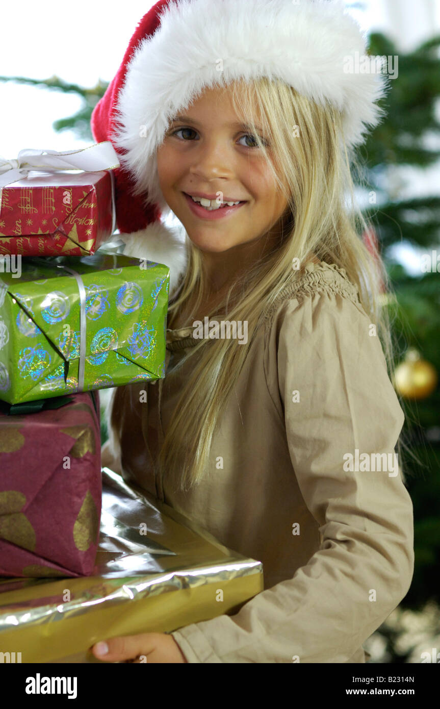 Portrait of girl holding christmas gifts and smiling Stock Photo - Alamy