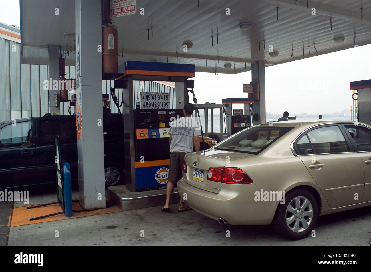 Gulf Petrol Station High Resolution Stock Photography and Images Alamy