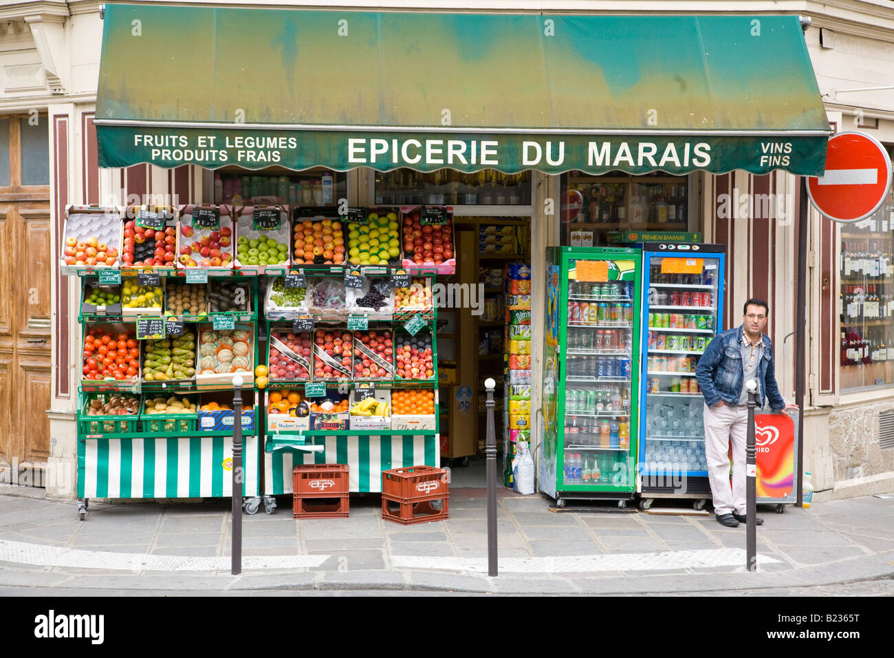 Epicerie in Le Marais district of Paris Stock Photo - Alamy