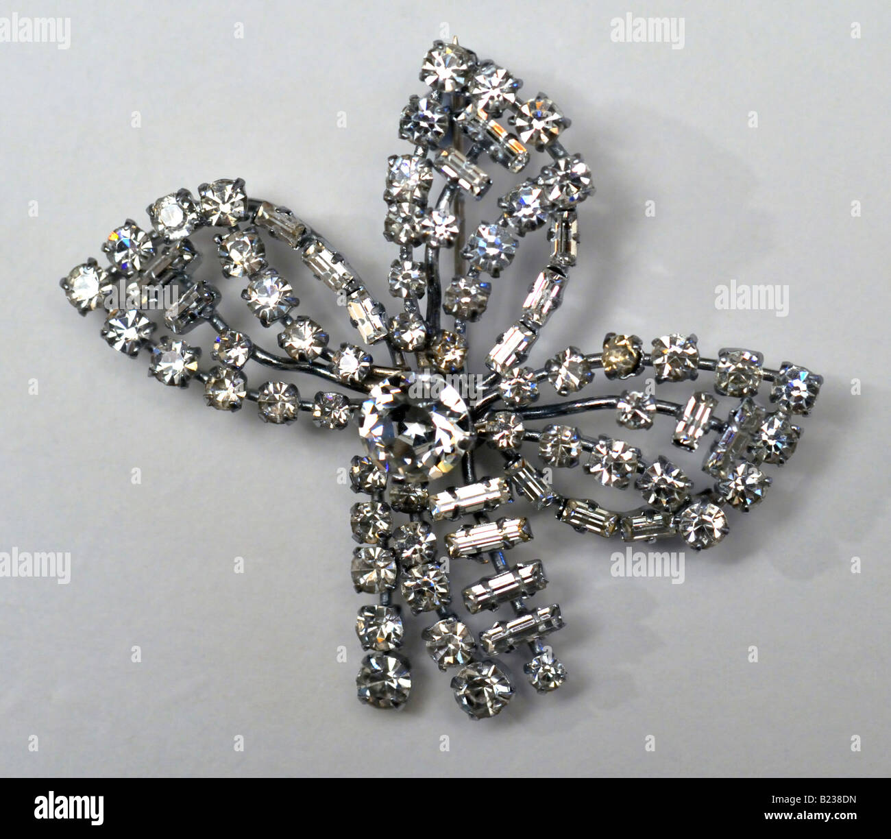 2019 year style- Gleaming and shiny buckle style brooches 2019 year for women- Gleaming and shiny buckle style brooches