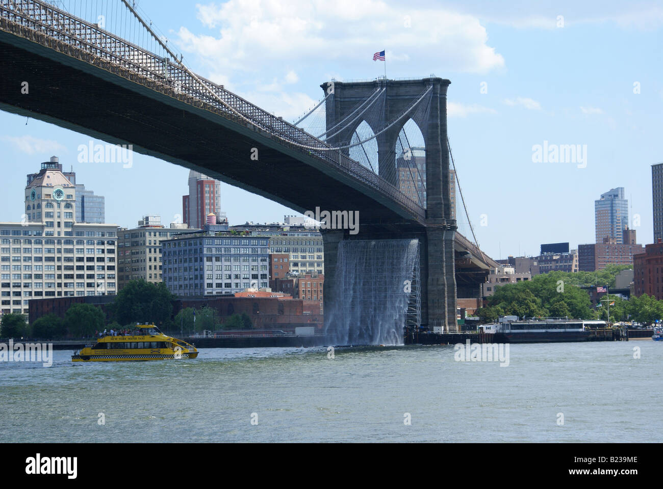 Brooklyn Bridge with artificial waterfall Stock Photo Alamy