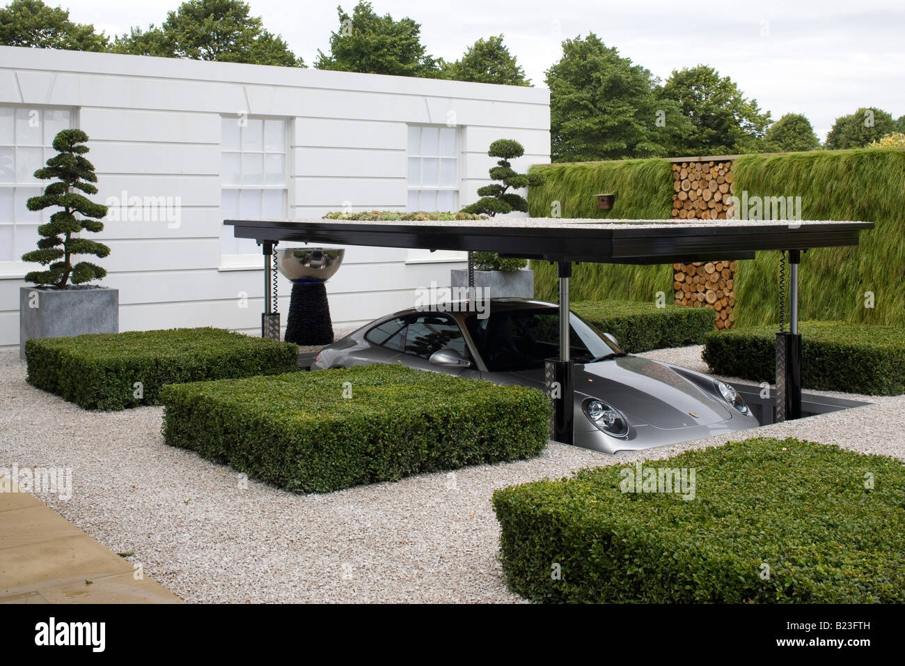 The Porsche Garden, 2008 Hampton Court Palace Flower Show, England. Designer: Sim Flemons & John Warland Stock Photo