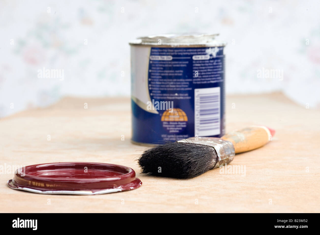 Paint brush and tin of paint Stock Photo Alamy