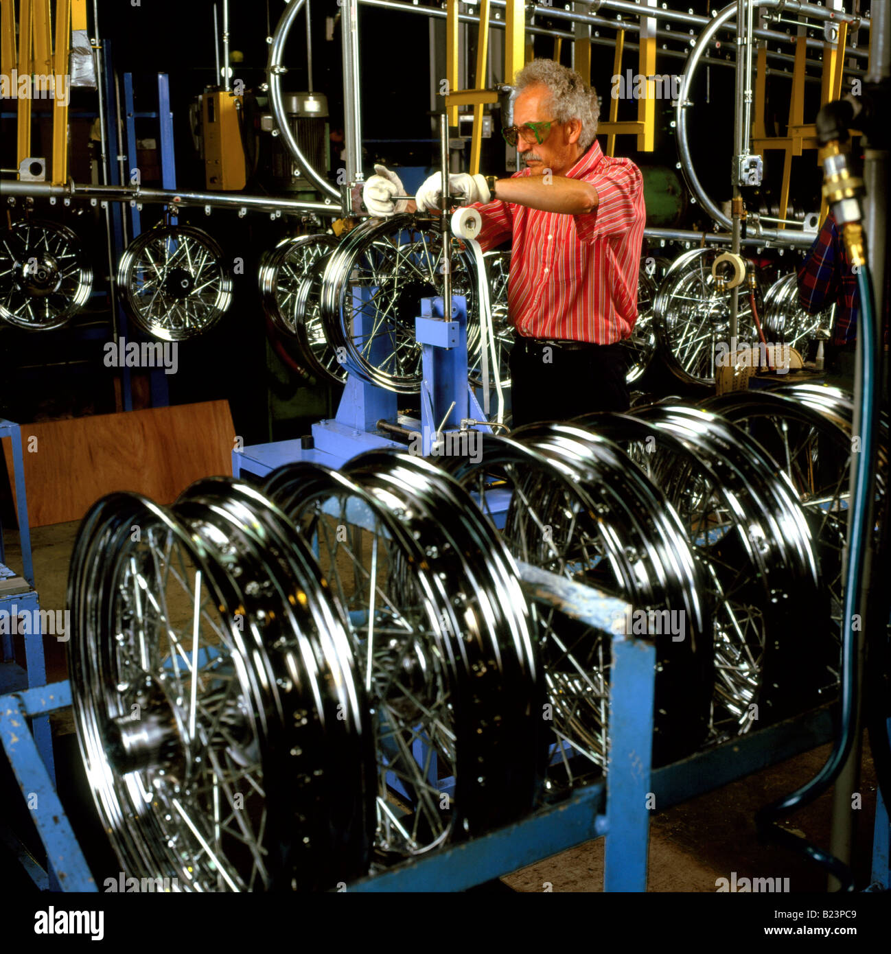 TRUEING (BALANCING) A SPOKED WHEEL, HARLEY DAVIDSON MOTORCYCLE PLANT, YORK, PENNSYLVANIA, USA