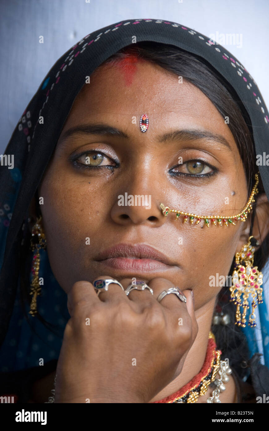 Portrait of a beautiful, traditionally dressed Indian woman from the Thar desert in Rajasthan (India) Stock Photo