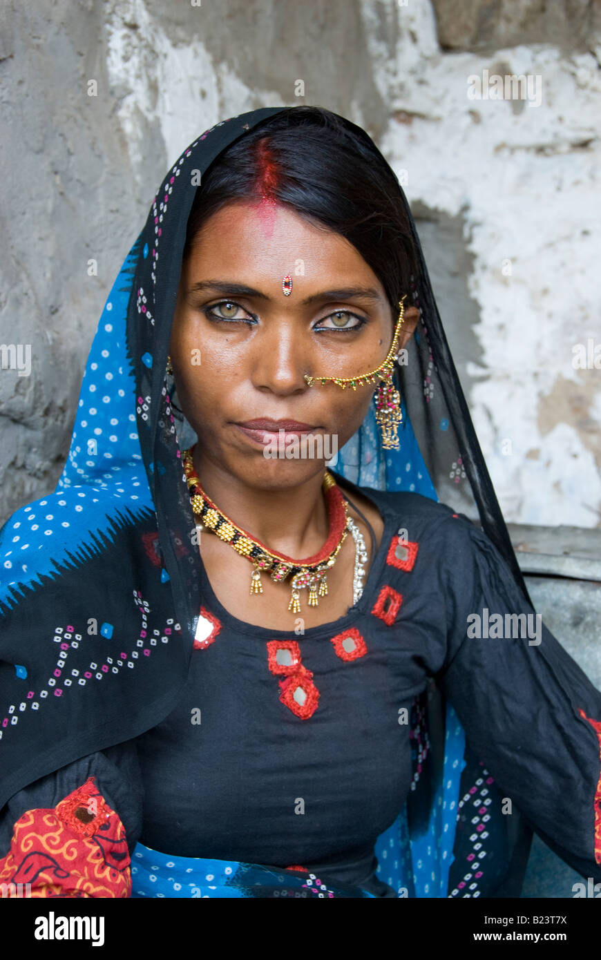 Portrait of a beautiful, traditionally dressed Indian woman from the Thar desert in Rajasthan (India) Stock Photo