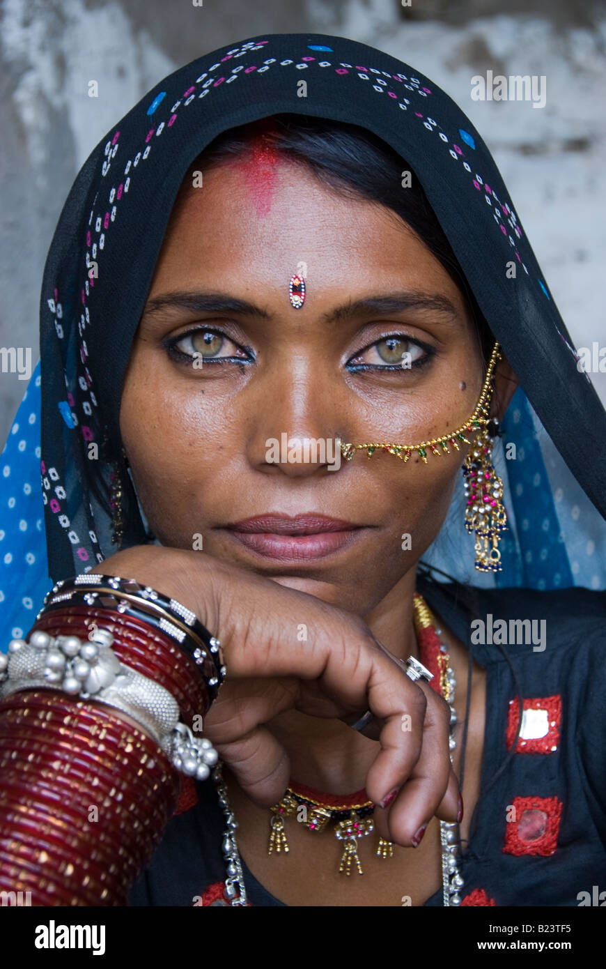 Portrait of a beautiful, traditionally dressed Indian woman from the Thar desert in Rajasthan (India) Stock Photo