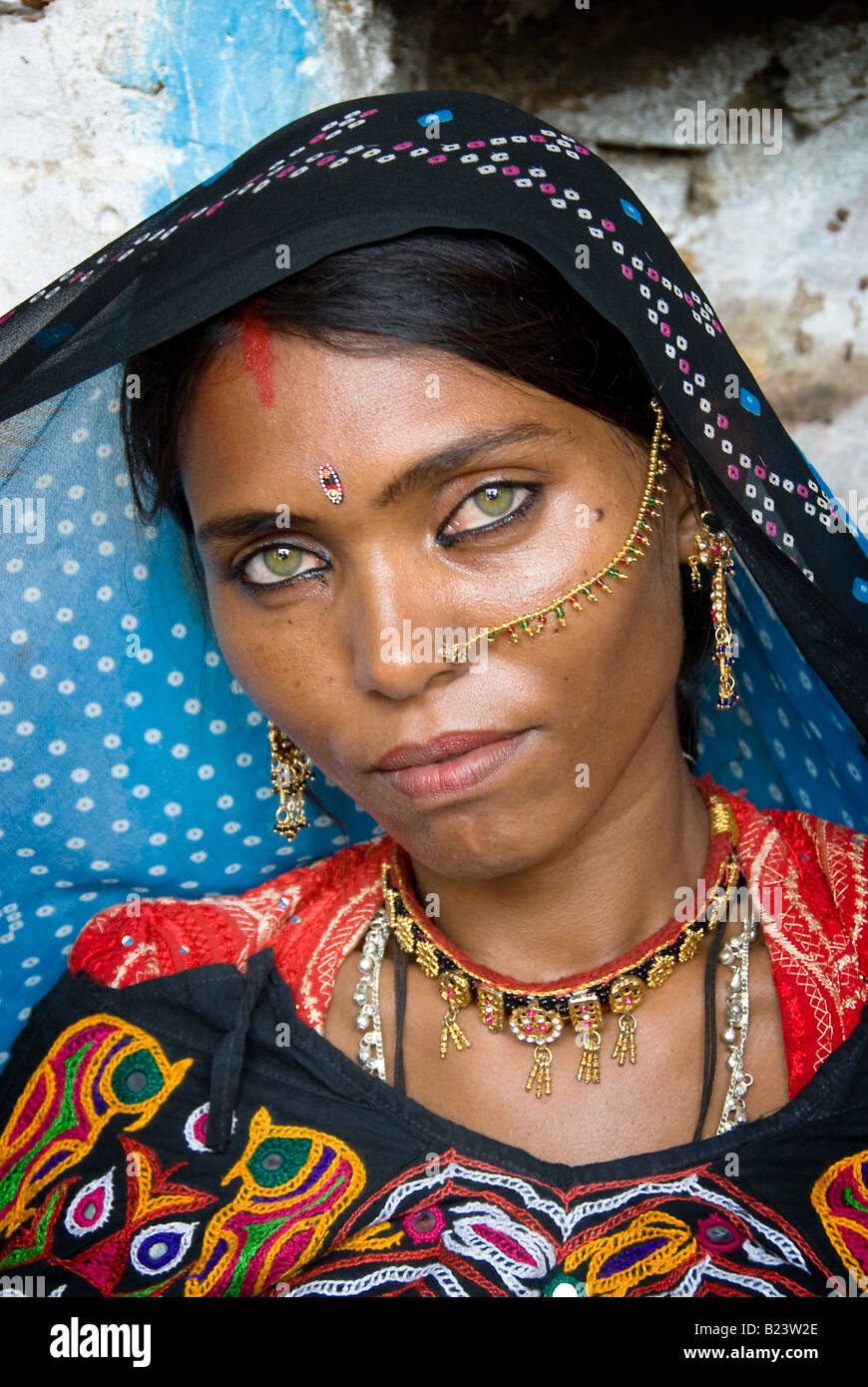 Portrait of a beautiful, traditionally dressed Indian woman from the Thar desert in Rajasthan (India) Stock Photo