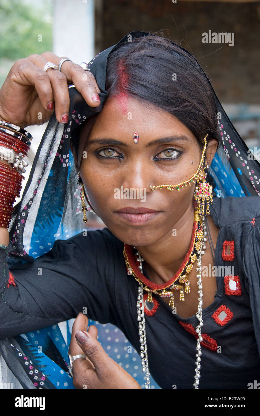 Portrait of a beautiful, traditionally dressed Indian woman from the Thar  desert in Rajasthan (India Stock Photo - Alamy