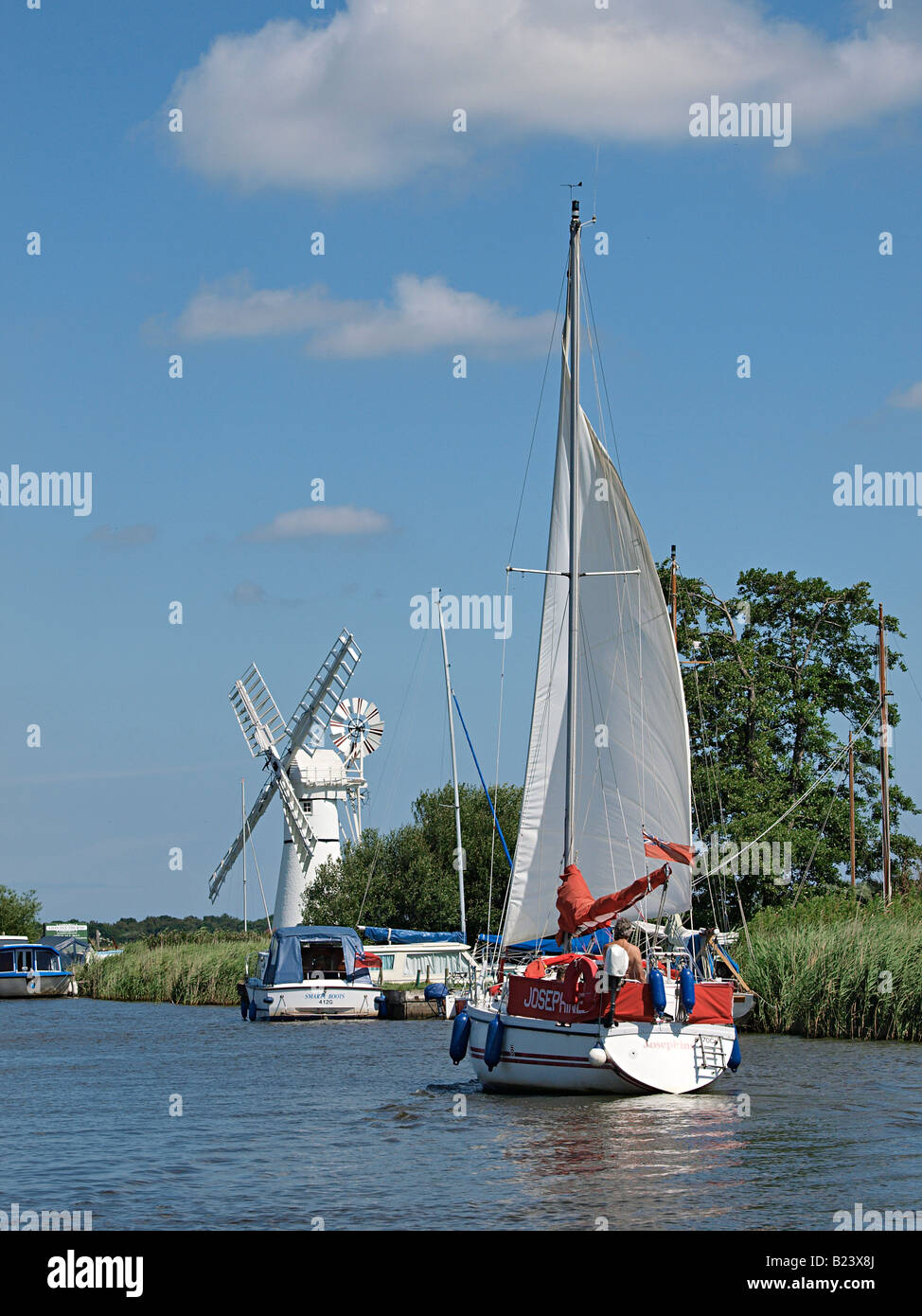 SAILING BOAT ON RIVER THURNE NORFOLK BROADS NORFOLK ENGLAND UK Stock Photo