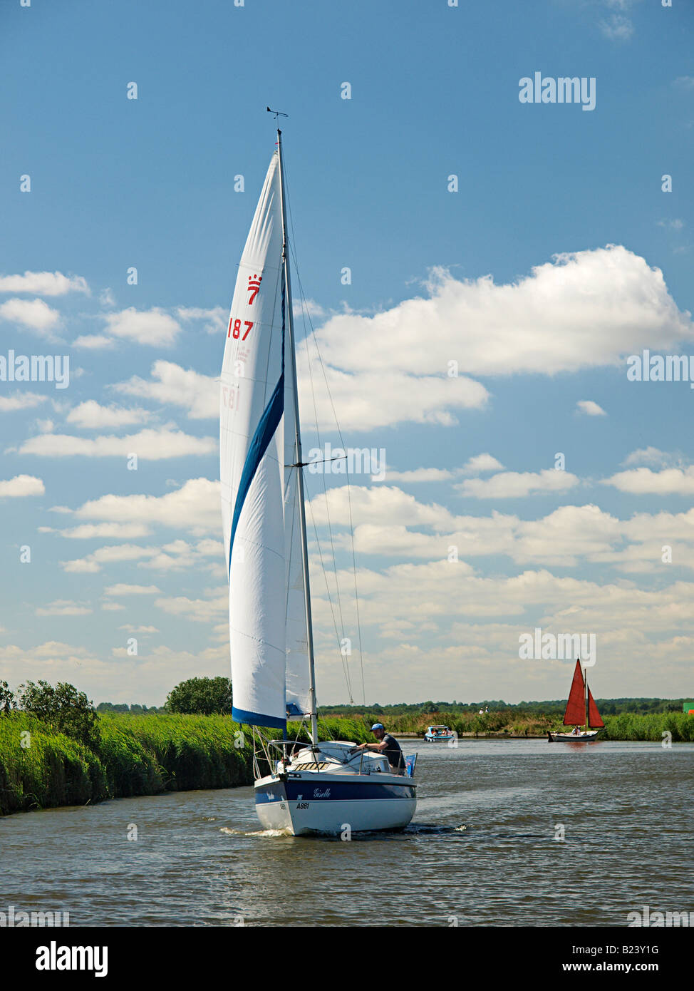 SAILING BOAT ON RIVER THURNE NORFOLK BROADS NORFOLK ENGLAND UK Stock Photo