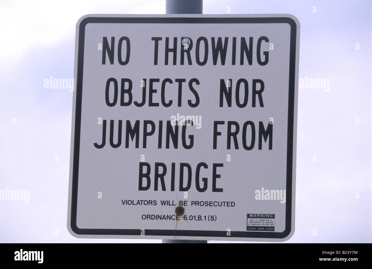 Sign on bridge no throwing hires stock photography and images Alamy