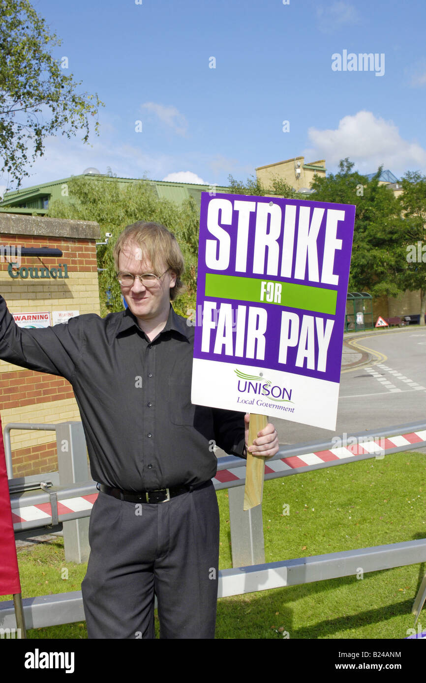 unison-local-government-working-man-on-strike-over-payrise-demands-B24ANM.jpg