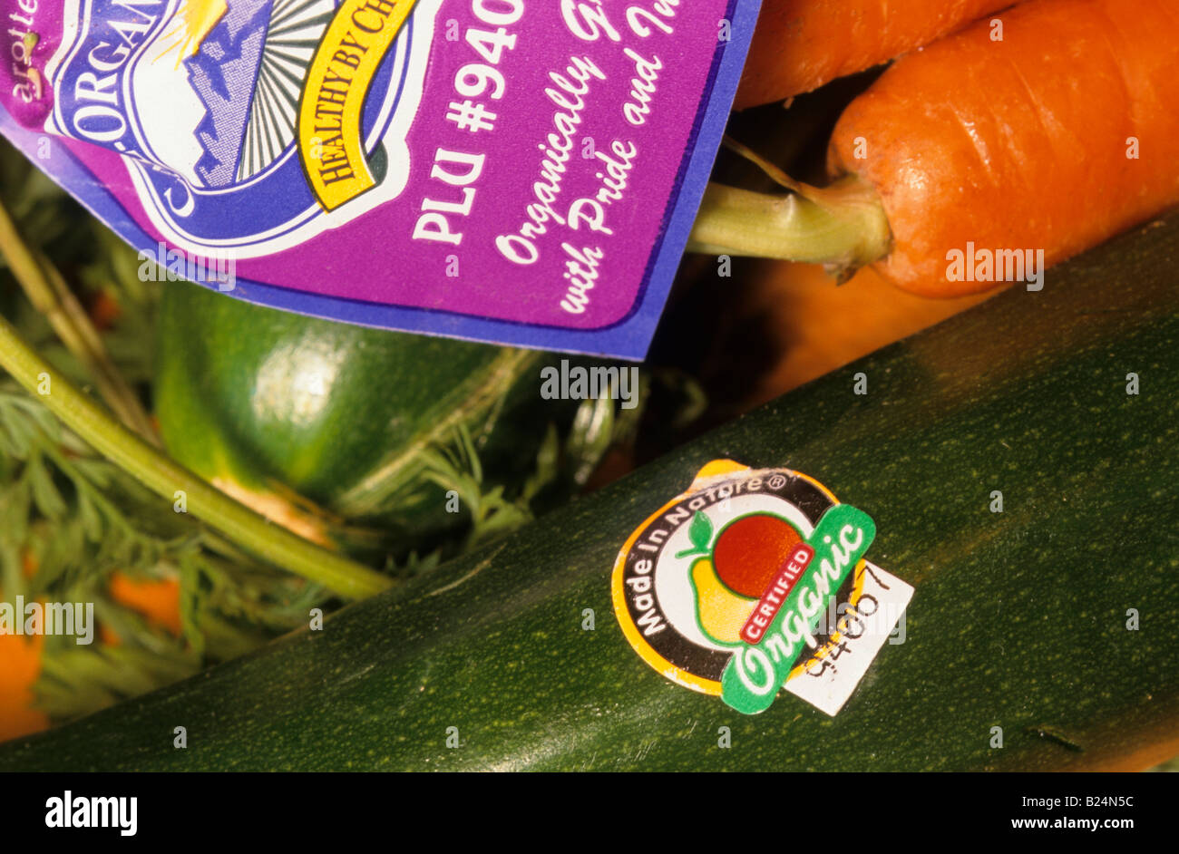 ORGANICALLY GROWN FOOD LABEL ON VEGETABLE Stock Photo