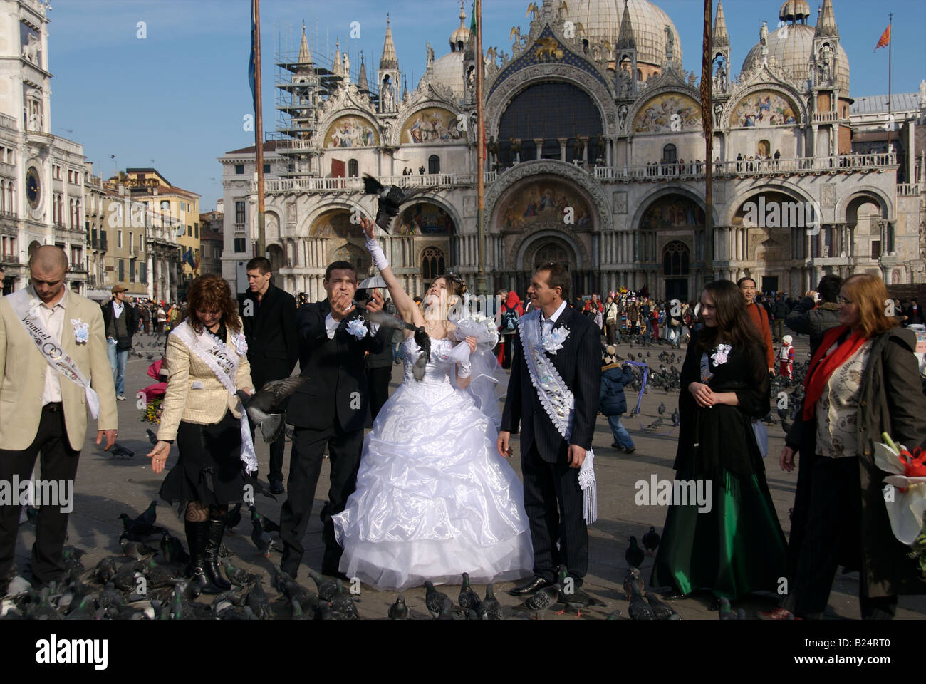 Lancio di petali in un matrimonio italiano, Italia Foto stock - Alamy
